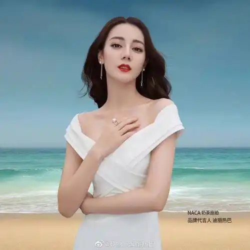 迪丽热巴婚纱大片 穿一袭露肩深v白裙勾勒曼妙身姿 身材丰满性感_水果