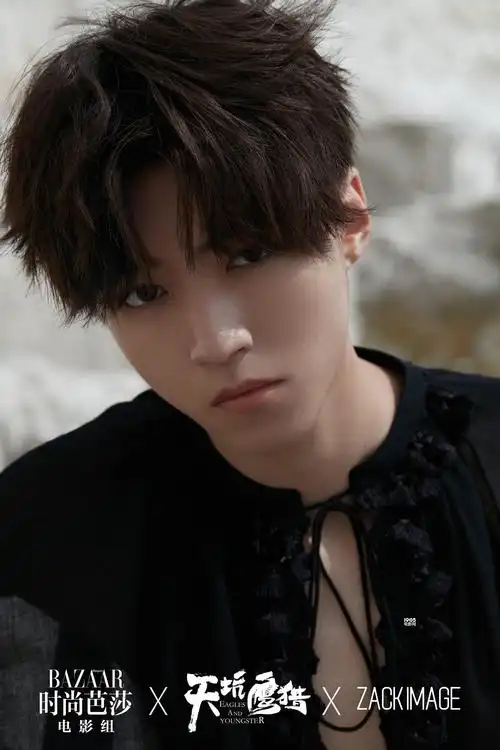 王俊凯全新封面大片解锁英伦风 大尺度微露胸襟