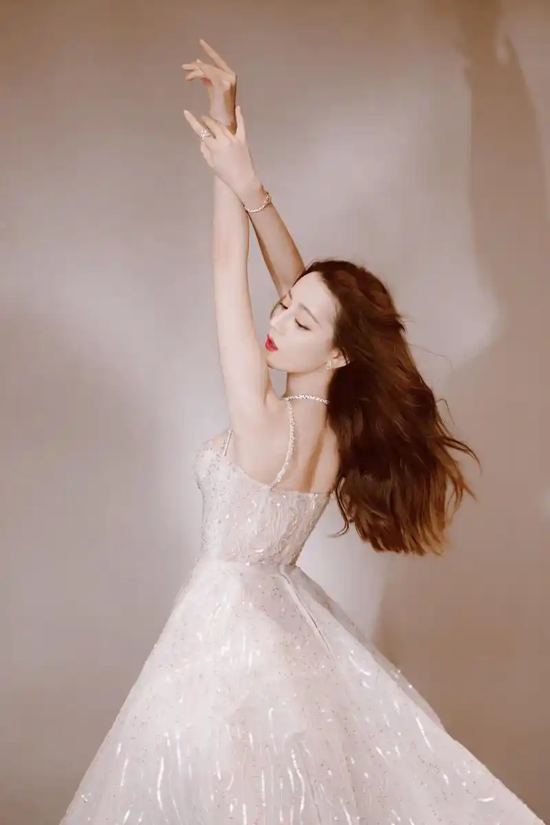 迪丽热巴精选:唯美纱裙优雅迷人