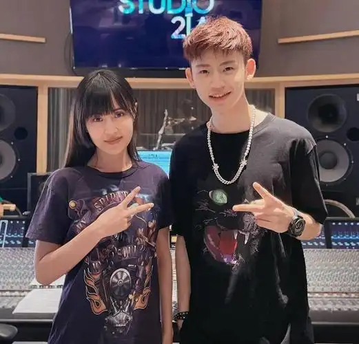 尹姝贻晒与小鬼合照分享录制趣事 进棚就甩rap工作干净利索超配合