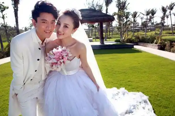 贾乃亮对李小璐全心全意地顺从,简直就像是往东走绝不会偏离般.