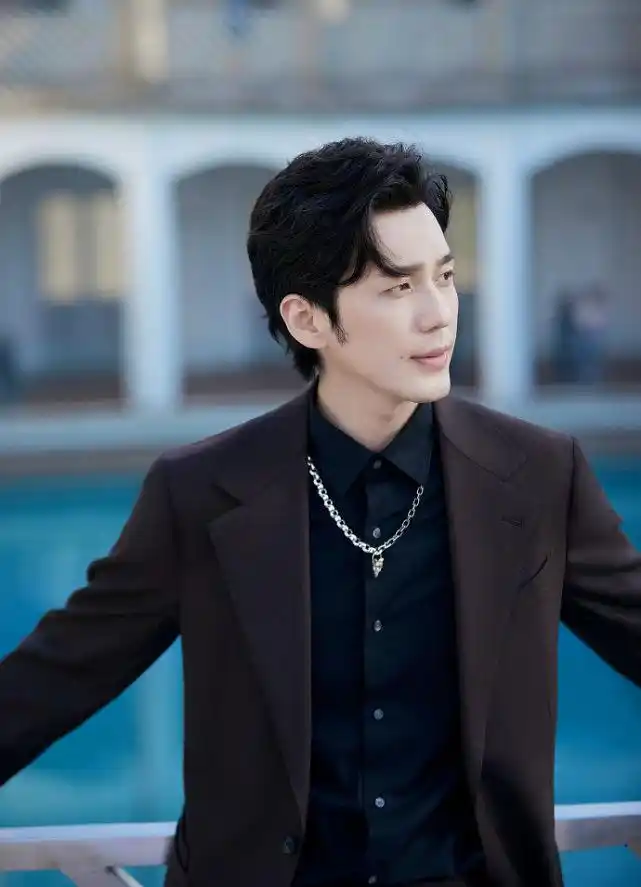 白宇半背头绅士大片从容矜贵 深棕西装搭心形项链成熟雅致_whoo