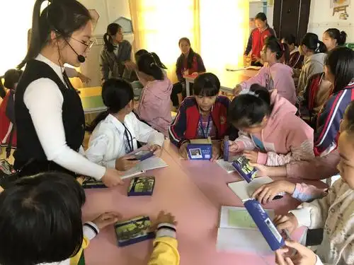 为女孩子们讲述关于青春期的小知识 为了更直观地让孩子们了解卫生巾