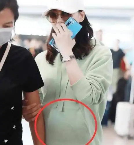 刘诗诗疑似怀二胎?宽衣外出难掩大肚,网友调侃:肚子大藏不住
