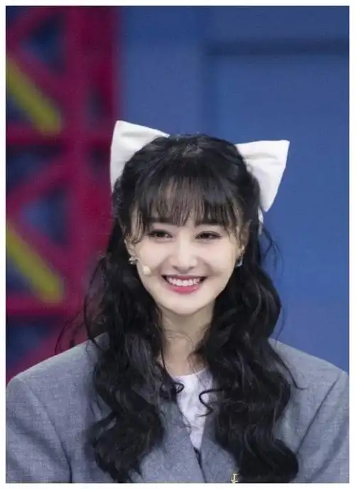 郑爽俏皮蝴蝶结,黑色波浪卷发可爱造型,笑起来甜美仙气十足