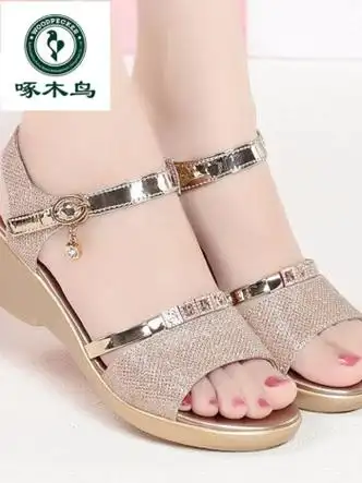 啄木鸟品牌新款凉鞋女大码平底坡跟鞋2024夏季新款厚底妈妈凉鞋扣鱼嘴