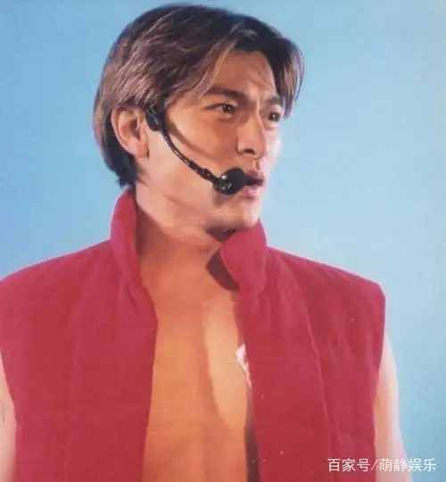 第2种:金发中分发型(1999)1988年,这一年刘德华在电影界闯出了名堂,他