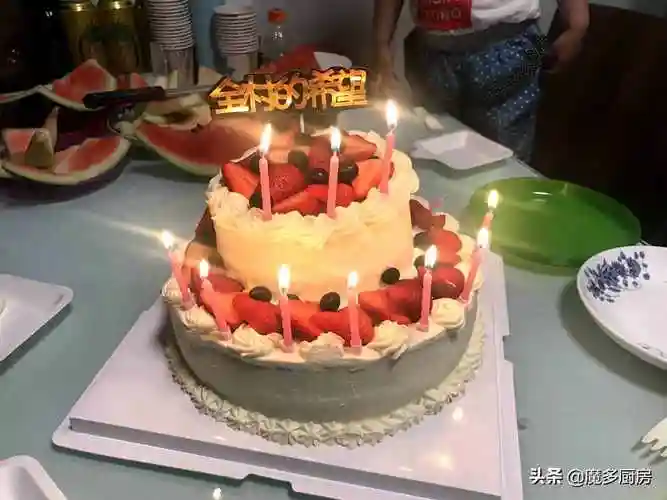 在家举办生日派对,孩子开心家长也轻松,准备一桌美食随意吃喝