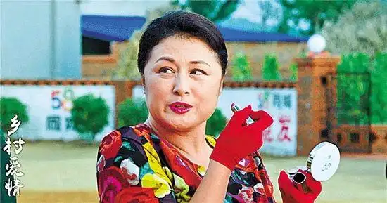 "村花"谢大脚(於月仙饰)展示潮流唇色