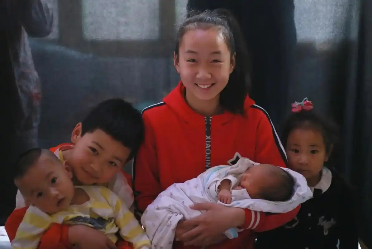 找一张老照片纪录一下姐弟几个的第一张合照