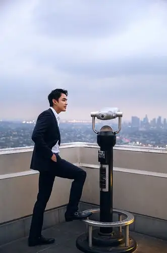 明道西装加身气场十足,修身剪裁凸显的好身材令人艳羡,同时深邃的眼神