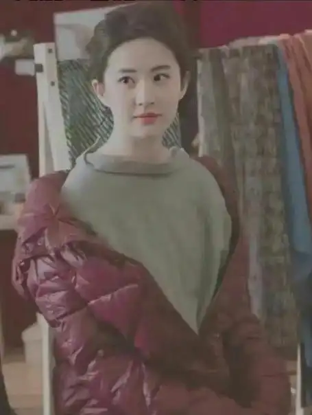 36岁刘亦菲露面新作发布会,粗短大白腿引畅谈,网友:目测110斤