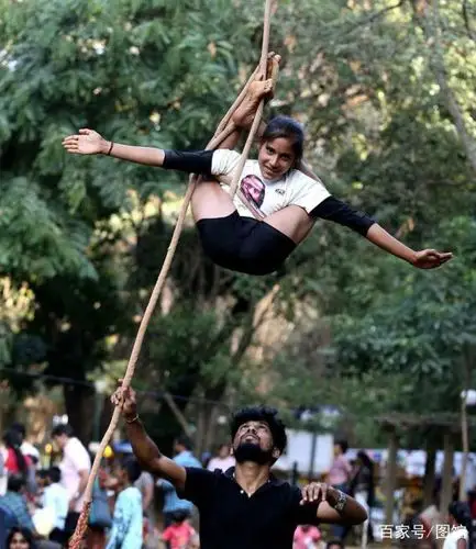 印度用这种方式庆祝儿童节:小女孩在一根绳子上精彩演绎瑜伽