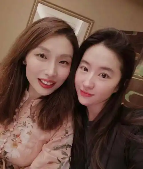 表姐晒与刘亦菲合照示爱,果然是一家子漂亮基因_照片_澳大利亚_女儿