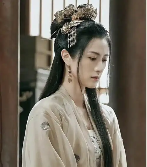 在第二季的故事中,又增加了很多的老戏骨,比如皇后的扮演者俞飞鸿,赖