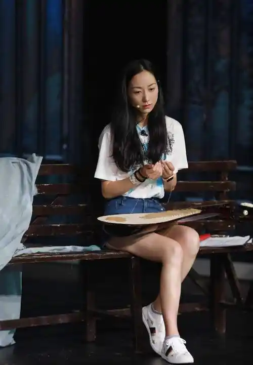 坐姿豪迈!韩雪挑战《男人装》,黑色西装搭配超短_白色_气质_外套