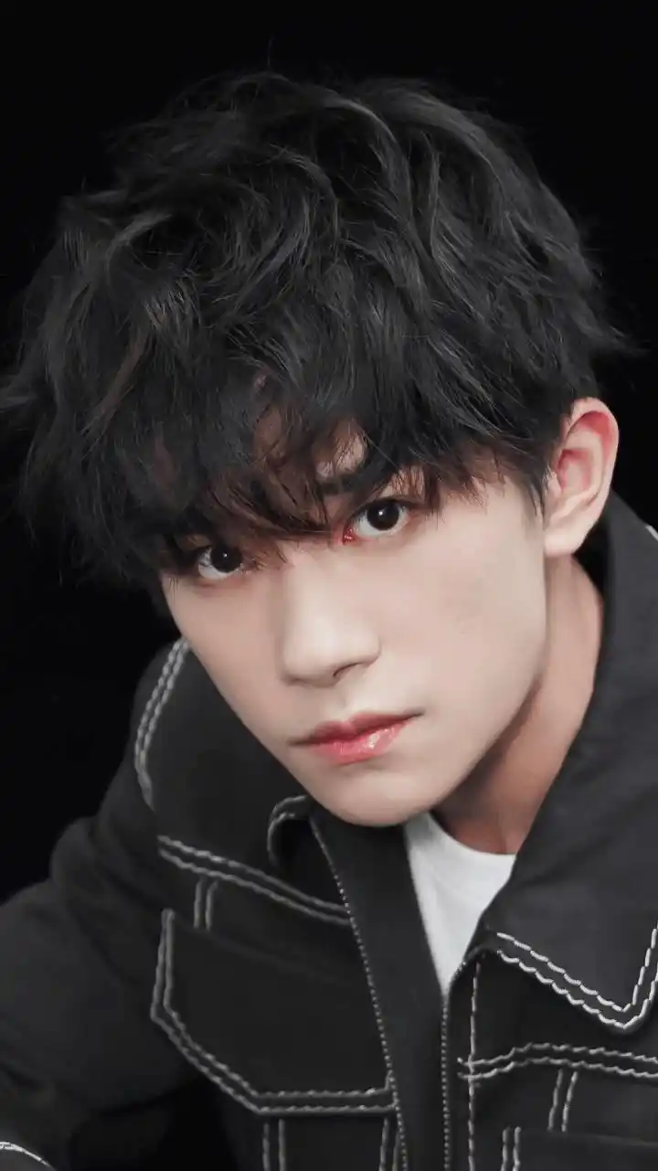 易烊千玺参加华为nova3发布会热舞表情包新发型实在是太苏了