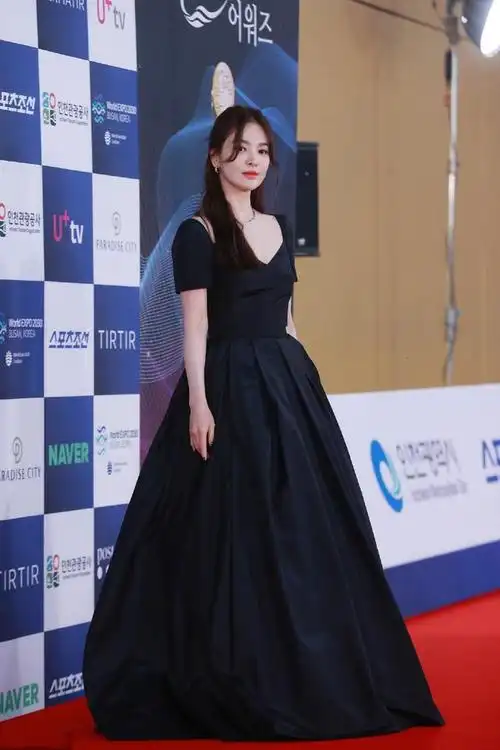 42岁宋慧乔再获青龙奖,穿黑色礼服裙出席红毯,网友:太惊艳了