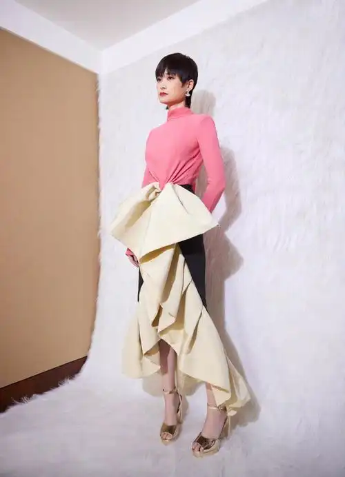 李宇春闲庭信步式走红毯