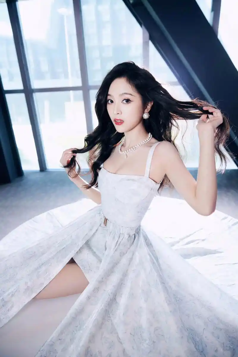 吴宣仪  仙女裙  美腿玉足