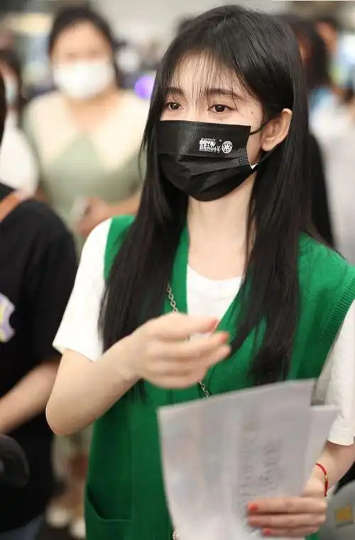 鞠婧祎大一岁反而更少女绿色马甲叠穿白t鞋带包包呼应真会穿