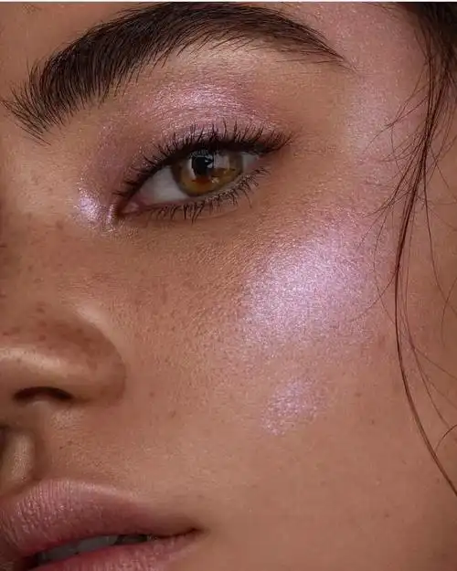 一些劣质的高光颗粒比较大,上脸之后,会使皮肤看起来很差,看起来油光