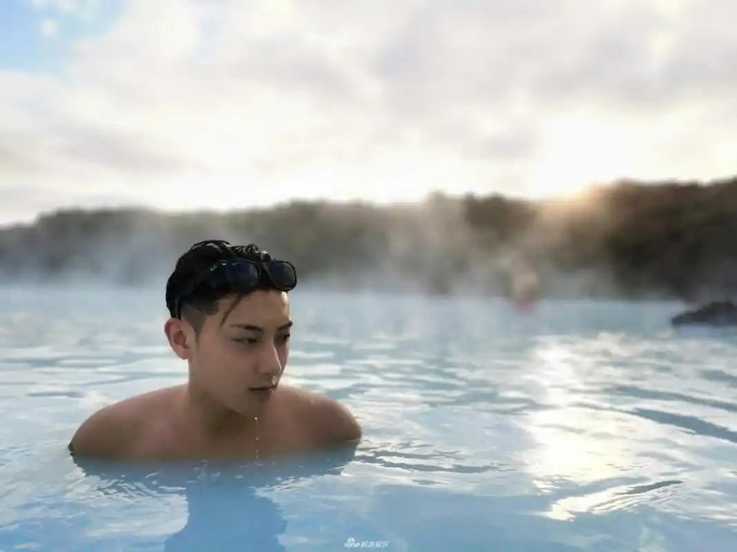 黄子韬冰岛半裸泡温泉照曝光热浪大片秀尽好身材