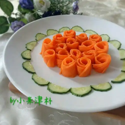 6.把黄瓜片摆盘,胡萝卜花摆中间,漂亮的胡萝卜花就出来啦!