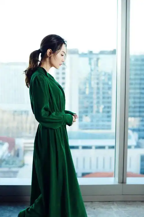 "宅男女神"白冰气质佳!穿绿色丝绒长裙扎马尾,回眸一笑很撩人