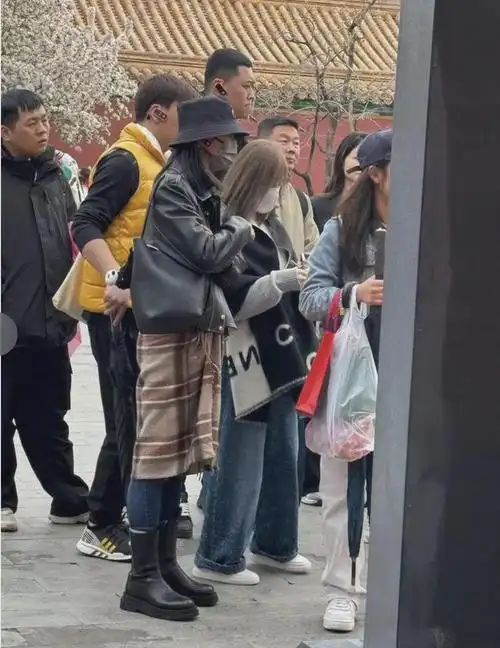 41岁王心凌现状大眼睛下雨天逛故宫网友争着给她撑伞