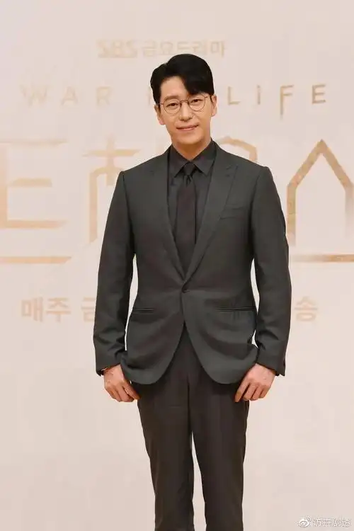 严基俊自曝顶楼第三季中有有一场吻戏