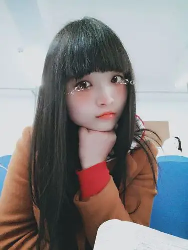 请会ps图像处理的朋友帮我把照片右下角的水印(美颜相机)四个字给去掉