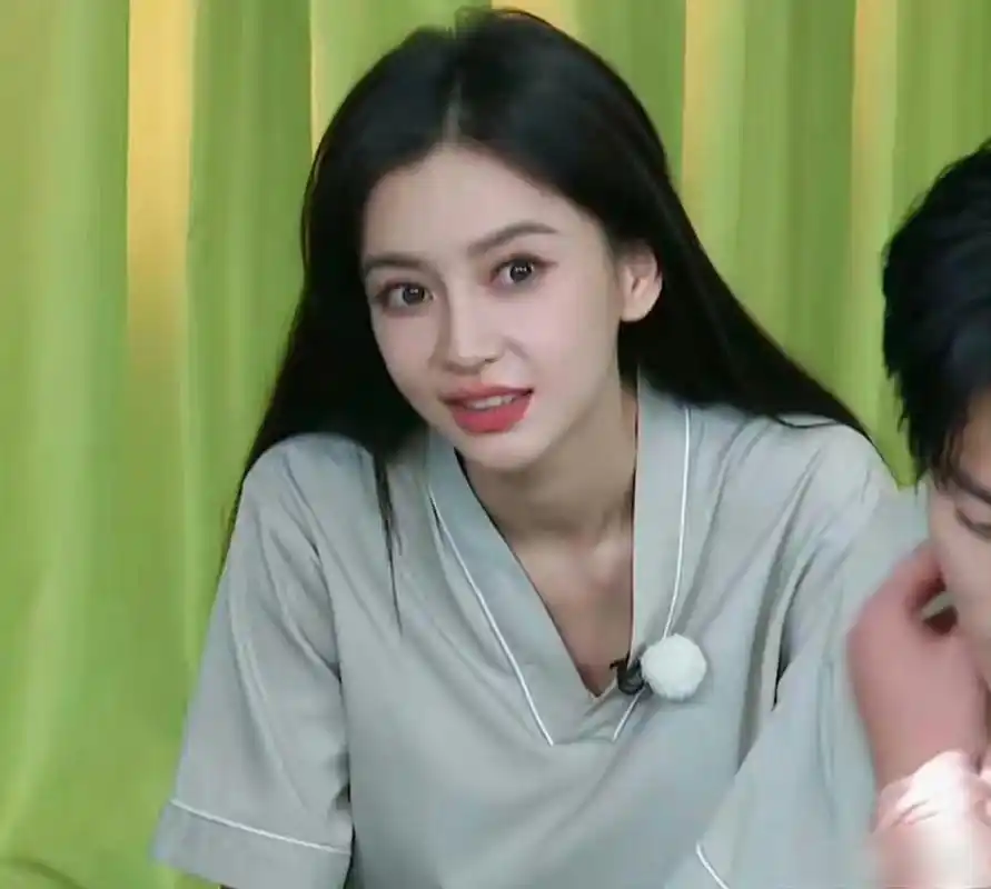 angelababy 的长相真的很经得起考验,无论浓妆还是淡妆都很惊艳