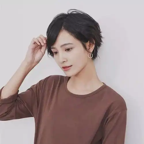 30岁短碎发自然发型女