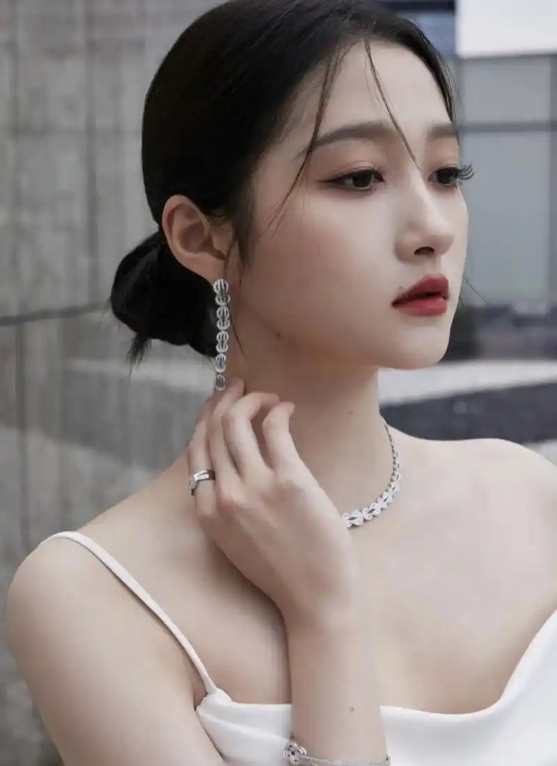 最近圈内小花热衷于换造型团队,赵露思之后,关晓彤也在寻觅新的合作