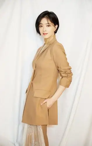 蒋欣拍摄一组美照,短发造型更显优雅动人