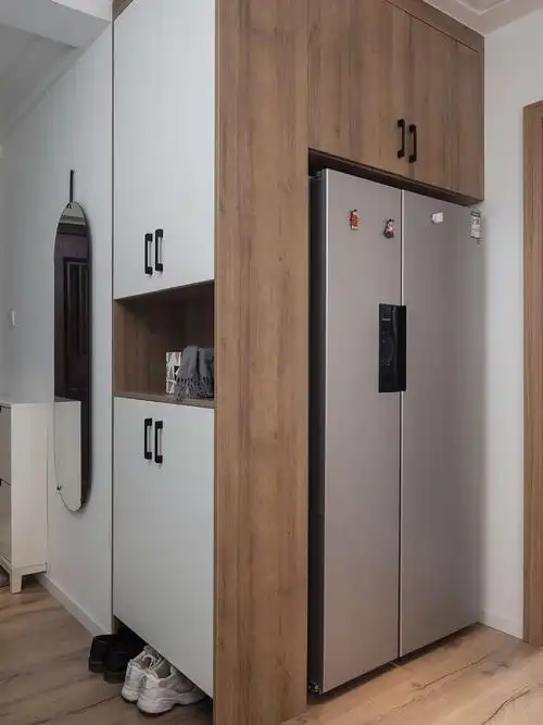 嵌入式的设计方式将冰箱和鞋柜完美的融和在一起.