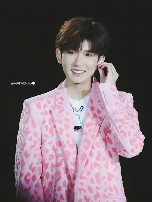 王源穿粉色西装也好帅,用这种也行吧