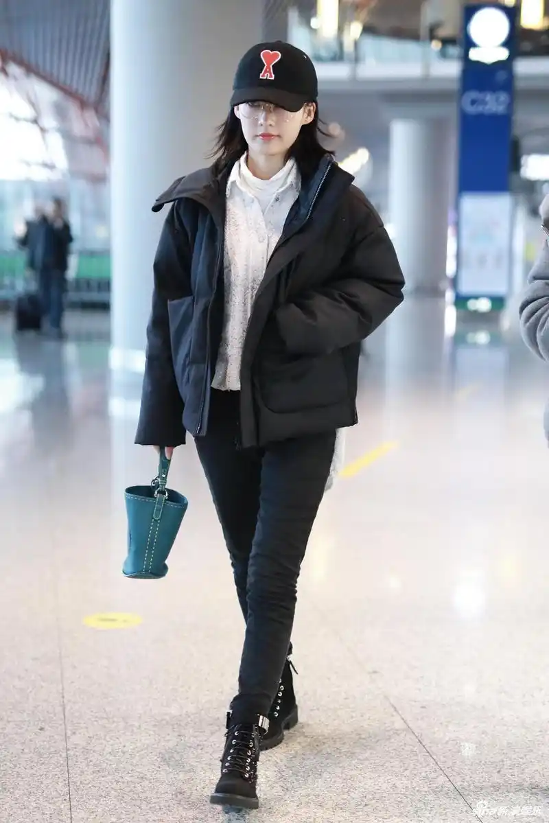 组图:李沁现身机场装扮简约时尚 架金框眼镜赶路美腿纤细
