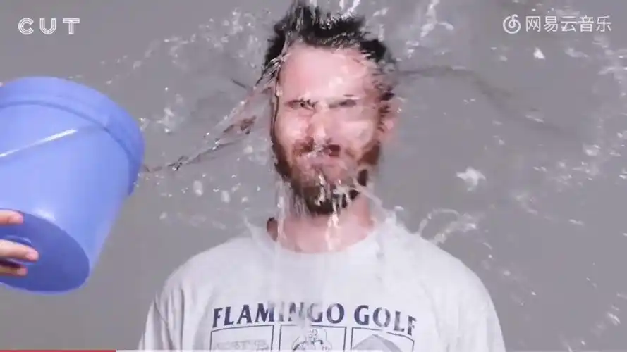 往一百个人的脸上泼水的瞬间会有什么反应