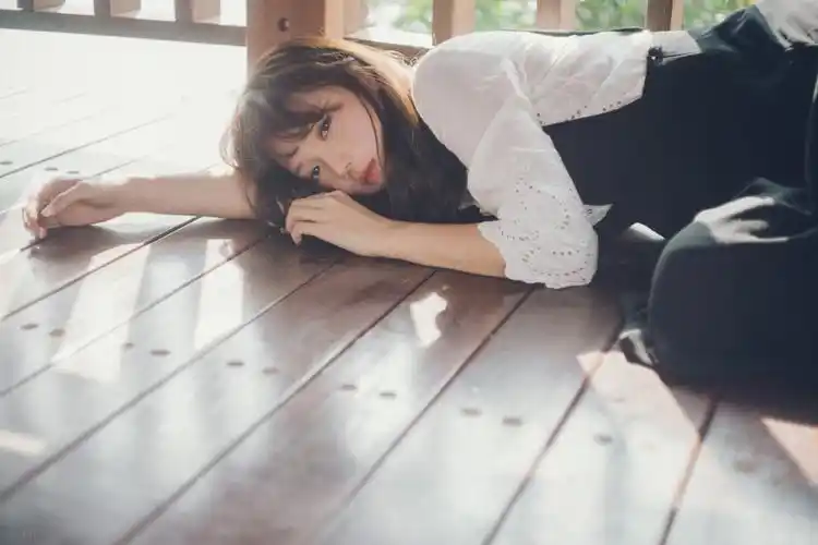 美女 地板 唯美摄影4k图片,4k高清美女图片,娟娟壁纸