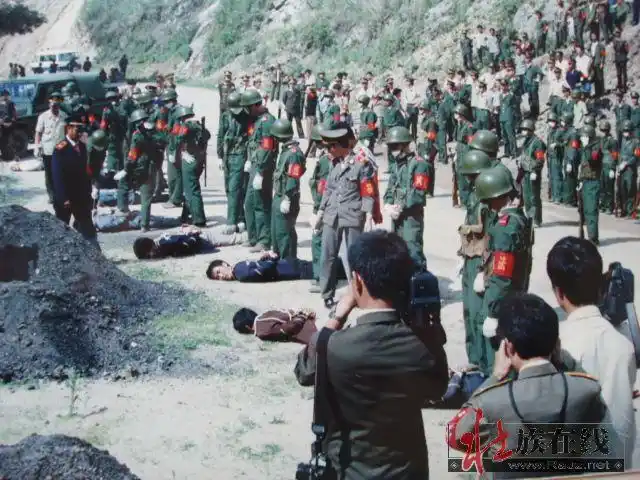 公路上枪毙毒犯现场