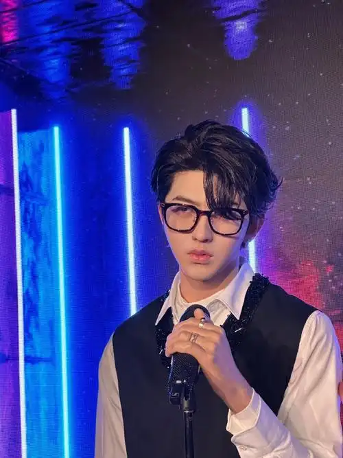 蔡徐坤超话#蔡徐坤#戴眼镜的蔡徐坤