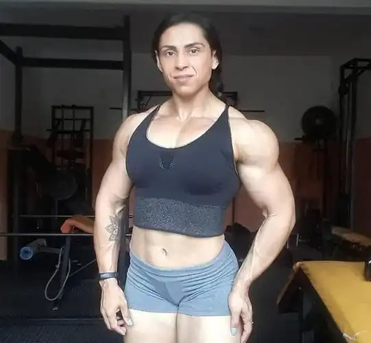 巴西"肌肉女王"被嘲讽是"类固醇女王"!单身34年无人敢追