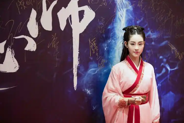 祝绪丹 饰 岑欢