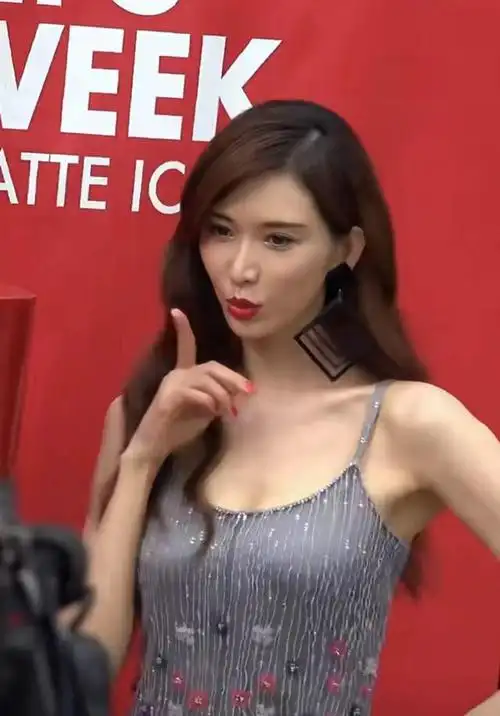 49岁林志玲的近照美丽妖娆被嘲俗气网友受婆家文化影响