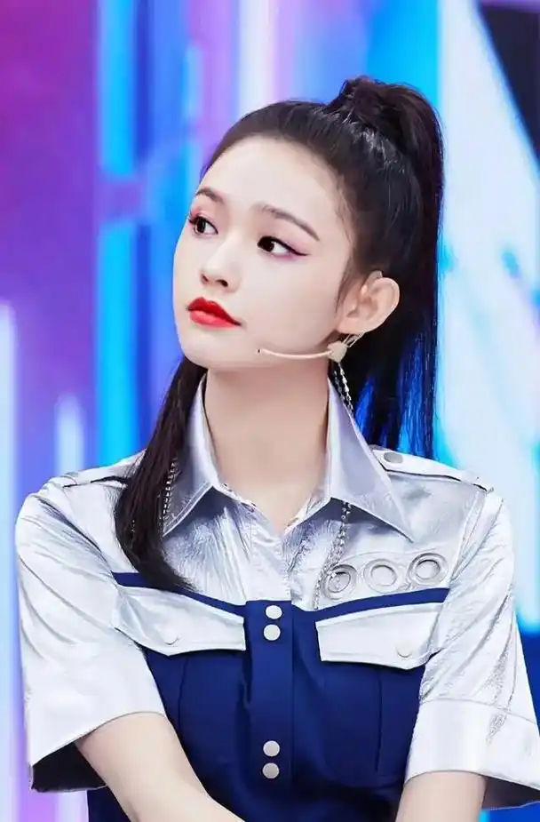 林允的日常穿搭很接地气,大多都是小家碧玉风格,很有少女气息, - 抖音