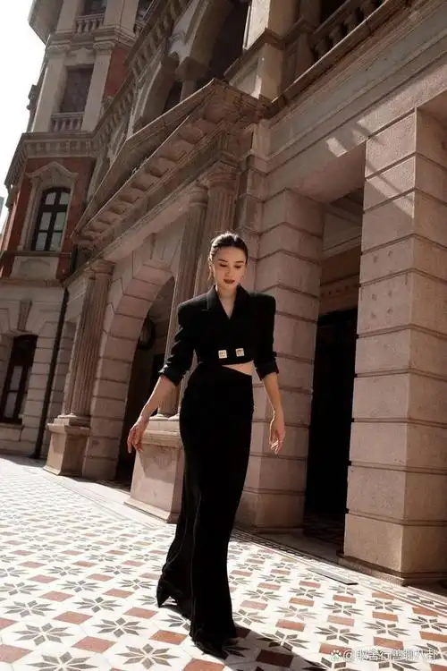 女星宋佳最新大片来袭,深v露腰西装走路飒飒生风,彰显熟女魅力