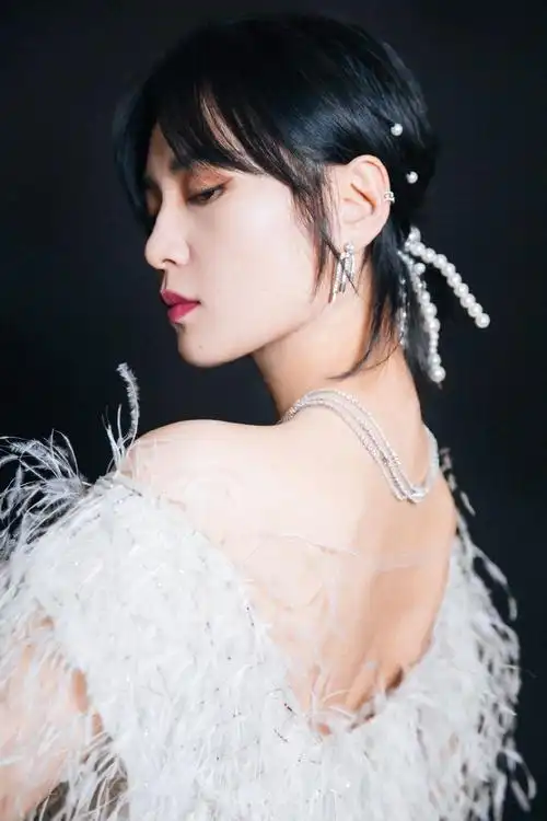 周笔畅白色羽毛礼裙性感写真411