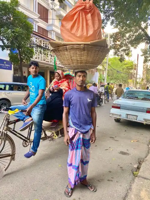 国首都达卡是世界最脏的首都之一 孟加拉国人这种苦力的工人收入很低